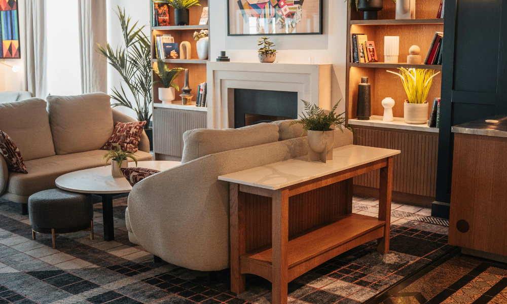 Kleine woonkamer inrichten? 6 slimme tips voor een ruimtelijk effect