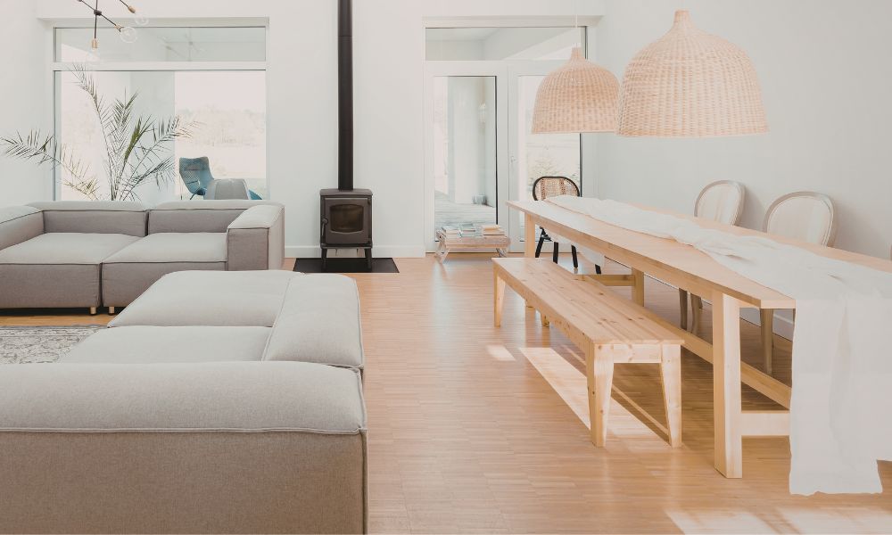 Een eettafel met bank tegen de muur: dit zijn de voordelen