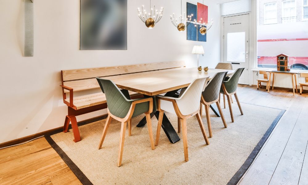 Een eettafel met bank tegen de muur: dit zijn de voordelen