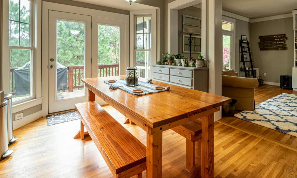 Een eettafel met bank tegen de muur: dit zijn de voordelen