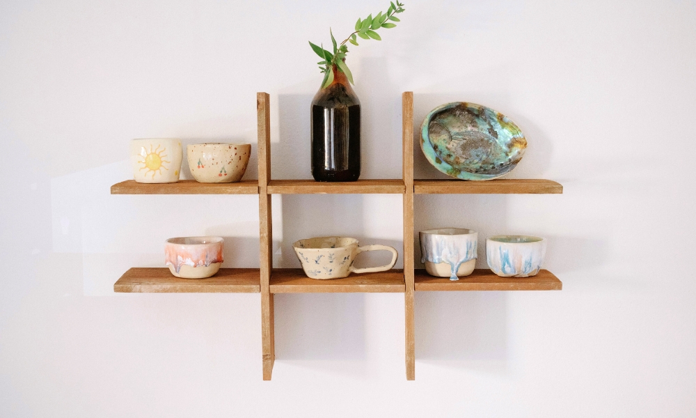 Houten plankjes aan de muur bevestigen: complete DIY-gids