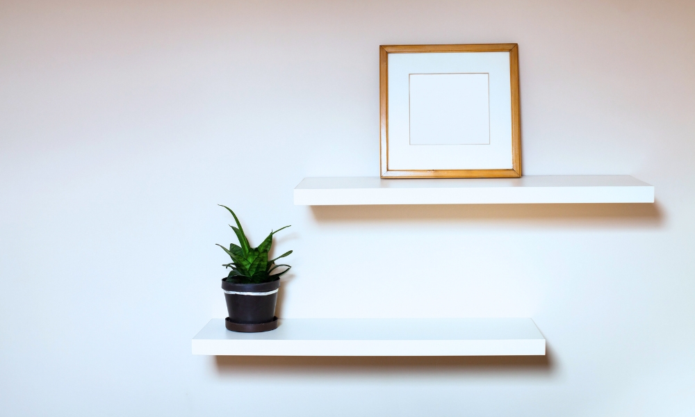 Houten plankjes aan de muur bevestigen: complete DIY-gids