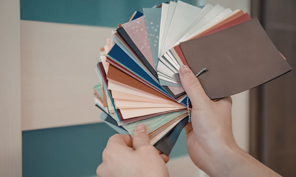 Een kleurrijk interieur inrichten zonder chaos: 9 slimme stylingtips
