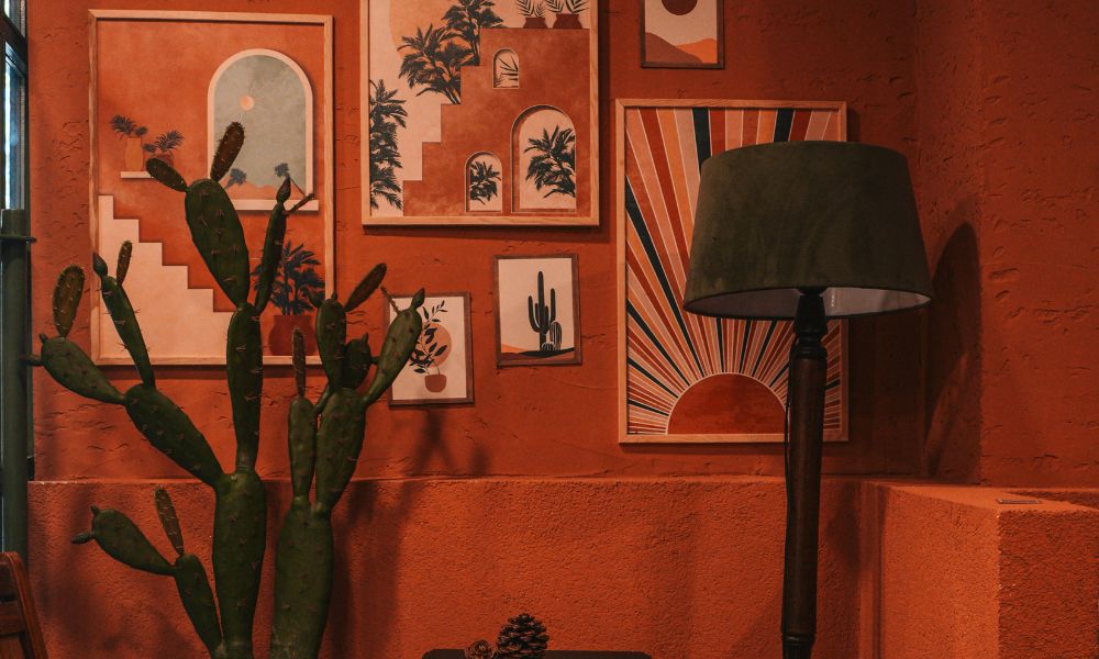 Een kleurrijk interieur inrichten zonder chaos: 9 slimme stylingtips