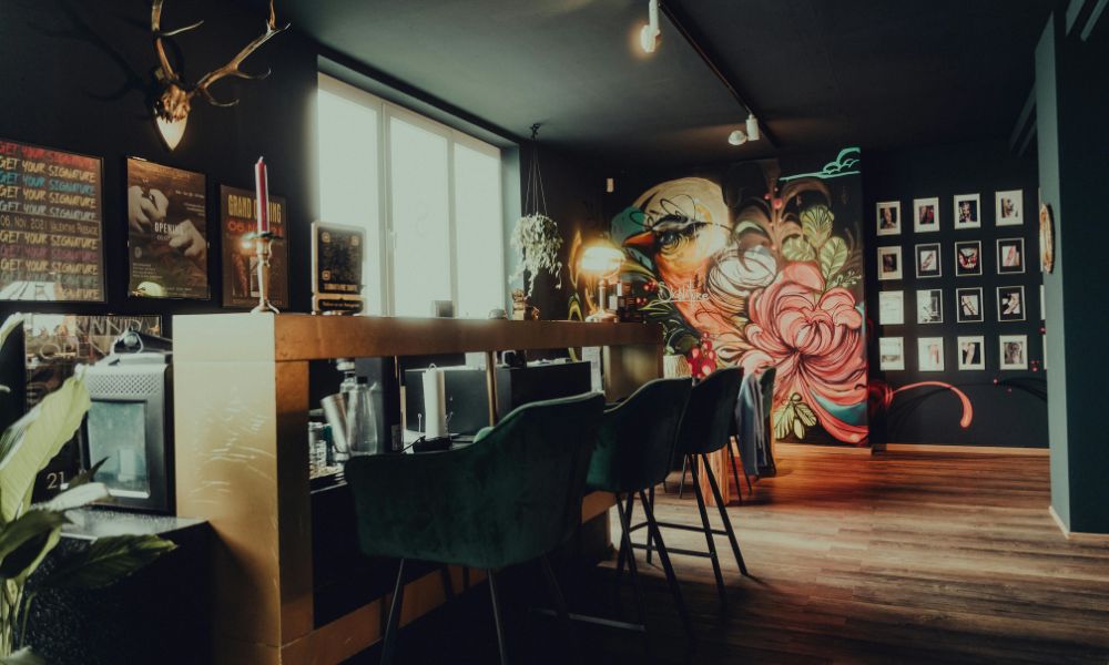 Een kleurrijk interieur inrichten zonder chaos: 9 slimme stylingtips