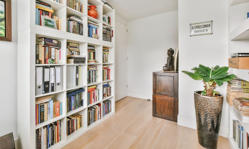 Smalle woonkamer inrichten: slimme indelingen en stylingtips voor meer ruimte