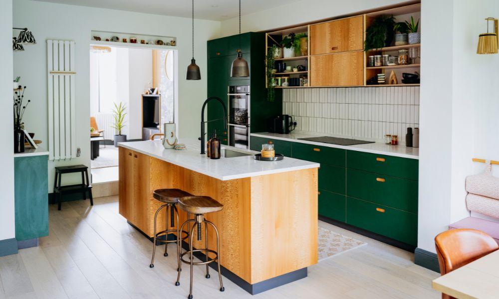 Kleine woonkamer met open keuken inrichten: zo creëer je rust en samenhang