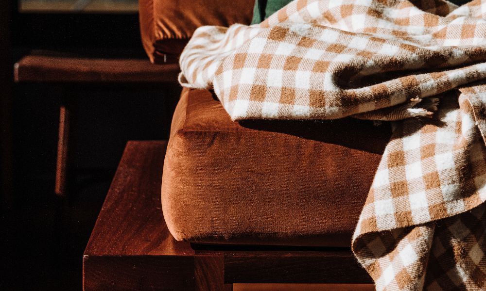 Velvet meubels schoonmaken: zo houd je fluweel mooi en vlekvrij